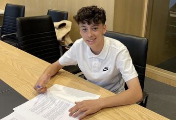 Paulo Iago firmó ayer su nuevo contrato con el Real Madrid.