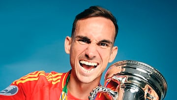 Fabián Ruiz, con el trofeo de ganador de la Eurocopa 2024