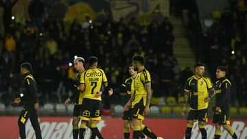 Futbol, Coquimbo Unido vs Everton.
Fecha 20, campeonato nacional 2025.
Los jugadores de Coquimbo Unido celebran tras el partido de primera division contra Everton realizado en el estadio Francisco Sanchez Rumoroso de Coquimbo, Chile.
17/08/2025
Alejandro Pizarro/Photosport
Football, Coquimbo Unido vs Everton.
20th round, 2025 national championship.
Coquimbo Unido’s players celebrates after the first division match against Everton at the Francisco Sanchez Rumoroso stadium in Coquimbo, Chile.
17/08/2025
Raul Zamora/Photosport
