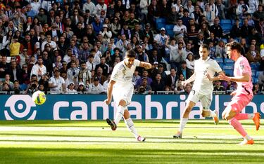 Marco Asensio recibe el pase de Nacho y el balear no falló en su mano a mano con Pacheco.