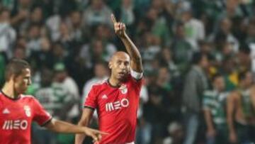Luisao, jugador del Benfica, celebra el gol que dio el pase a octavos de su equipo frente al Sporting de Lisboa.
