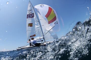 Durante la competición en la clase 470 femenina el noveno día de los Juegos Olímpicos de Tokio 2020 en el puerto de yates de Enoshima
