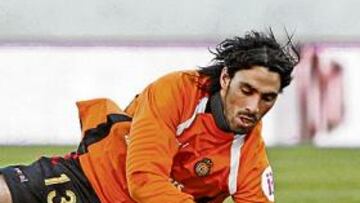 <b>DE RIVAL. </b>El Mallorca, que llegó anoche a Gijón y fue recibido por Quini, viene con el meta Aouate. Este pudo llegar al Sporting en el mercado invernal, al final no fue así.