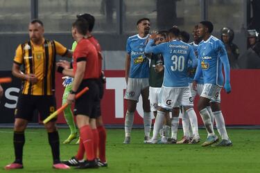 Cristal revive, Lora festeja