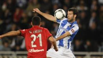 <b>VENTAJA. </b>Agirretxe se lleva el balón por potencia ante Martí Crespí en el partido de Copa.