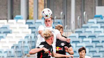 Iker Bravo intenta un remate de cabeza contra el Leipzig.