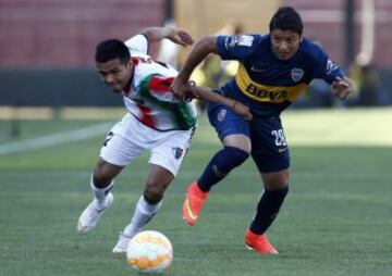 CH01. SANTIAGO (CHILE), 18/02/2015.- El jugador Paulo Díaz (i) de Palestino disputa el balón con Sebastián Palacios (d) de Boca Juniors en el el partido correspondiente a la primera fase de la Copa Libertadores 2015.