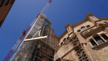 Imagen del izado del primer tablón para el comienzo de la restauración de la cubierta, a 12 de abril de 2024, en Málaga, Andalucía (España). Hoy dan comienzo las obras de restauración de las cubiertas de la Catedral de Málaga. Han acudido el alcalde de Málaga, Francisco de la Torre y el consejero de Turismo, Cultura y Deporte Arturo Bernal Bergua entre otras personalidades de la política malagueña.
12 ABRIL 2024
Álex Zea / Europa Press
12/04/2024