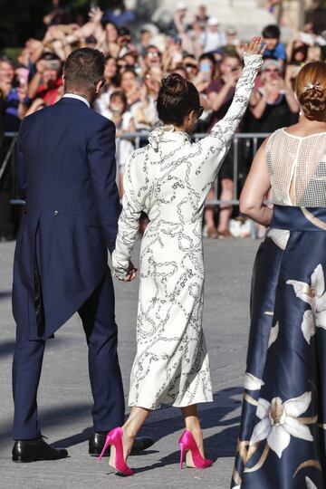 David Beckham y Victoria Beckham saludan al público congregado fuera de la catedral de Sevilla. 