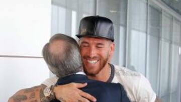 Florentino y Sergio Ramos, abrazados.