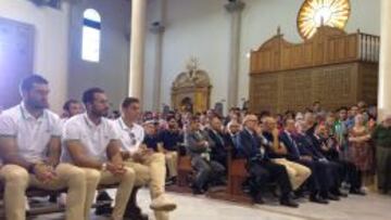 El Betis hace la ofrenda floral en el Cerro del Águila