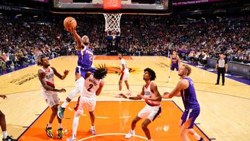 Josh Okogie penetra en un partido entre Phoenix Suns y Portland Trail Blazers