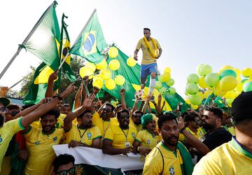 Varios grupos de ciudadanos cataríes han participado en un evento en Doha donde han apoyado a diferentes selecciones del Mundial. En la foto, en apoyo a la selección brasileña. 