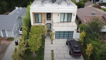 La casa de Nyjah Huston en Los &Aacute;ngeles (California, Estados Unidos), en vista frontal, con el coche aparcado.