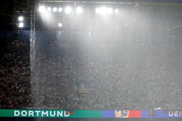 Diluvio en Dortmund. Durante más de 25 minutos estuvo suspendido el partido entre Alemania y Dinamarca.
