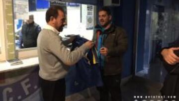 Ángel Torres, haciendo entrega de la camiseta al abonado 10.000.