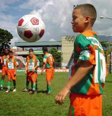 Quintero con la '10' de Envigado, la cinta de capitán y la admiración de los otros niños.