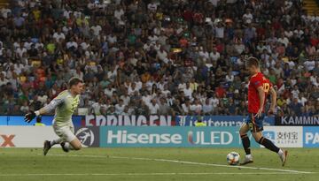 2-0. Dani Olmo marc車 el segundo gol en un mano a mano con Alexander N邦bel.