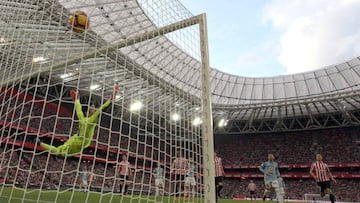 GRA196. BILBAO, 04/12/2016.- El portero del Eibar Asier Riesgo (i) no logra parar el gol del centrocampista del Athletic de Bilbao, Beñat Etxebarría durante el partido de la decimocuarta jornada de la LigaSantander disputado hoy en el estadio de San Mamés. EFE/LUIS TEJIDO