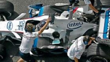 <b>UN BMW EXTRAÑO. </b>Christian Klien rodó ayer en el circuito de Jerez con un prototipo que tiene unos pontones grises más voluminosos y lleva tapadas las chimeneas centrales.