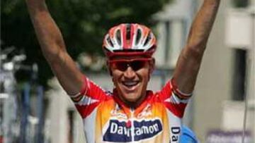 <B>ESCAPADA.</B> Merckx entró en solitario en la línea de meta de Grenoble.