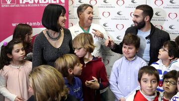 La periodista Irene Villa y el lateral derecho del Real Madrid e internacional español, Dani Carvajal, durante la celebración del 'X acto benéfico de donación de juguetes Fundación Clínica Menorca' en Ma