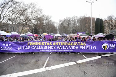 Cientos de personas durante la manifestación convocada por la Comisión 8M por el Día de la Mujer en Madrid. El lema este año fue ‘Feministas antirracistas, ¡a las calles! Nos va la vida en ello’