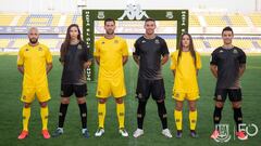 Los jugadores del primer equipo masculino y femenino de la AD Alcorc&oacute;n posan con la equipaci&oacute;n para la temporada 2021/2022.