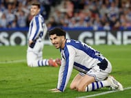SAN SEBASTIÁN, 04/03/2026.- El centrocampista de la Real Sociedad, Carlos Soler, durante el encuentro correspondiente a la vuelta de las semifinales de la Copa del Rey que disputan este miércoles Real Sociedad y Athletic Club en el estadio de Anoeta, en San Sebastián. EFE / Javier Etxezarreta.
