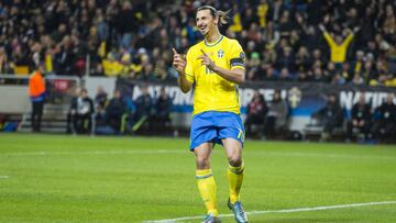 Zlatan Ibrahimovic en un partido entre la Selecci&oacute;n de Suecia y Dinamarca.
