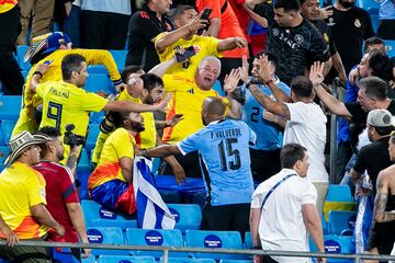 Al final del encuentro entre la selección uruguaya y la selección colombiano se produjeron unos hechos inadmisibles. Jugadores uruguayos se pelearon con aficionados colombianos que se situaban en la grada. Se prevén sanciones ejemplares por parte de Conmebol e incluso involucrando a la FIFA.