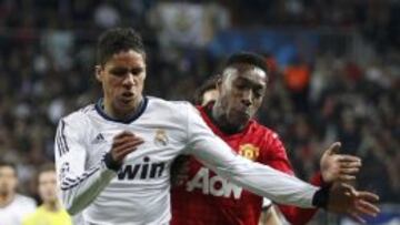 Danny Welbeck y Raphael Varane se disputan un balón en los octavos de la Champions con el Manchester United el 13 de febrero.