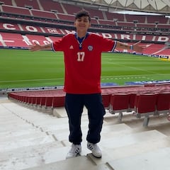 Es hijo de un ex arquero de la Roja, quiso ser futbolista, jugó con Arturo Vidal y hoy se luce como artista