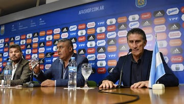 Edgardo &#039;Pat&oacute;n&#039; Bauza junto a Claudio Tapia y Marcelo Tinelli en su rueda de prensa de despedida.