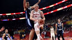 Poland&#039;s Damian Kulig holds the ball as Argentina&#039;s Luis Scola tries to block during the Basketball World Cup Group I second round game between Poland and Argentina in Foshan on September 8, 2019. (Photo by Ye Aung Thu / AFP)