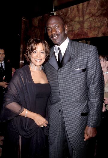 El que para muchos es el divorcio m芍s caro de la historia de un deportista lo protagoniz車 Michael Jordan a finales del a?o 2006. Su separaci車n de Juanita Vanoy lleg車 con un acuerdo por el que el mejor jugador de la historia del baloncesto pag車 unos 243 millones de d車lares a la madre de sus tres hijos (Jeffrey Michael, Marcus James, y Jasmine).