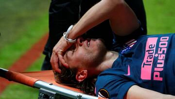 El lateral izquierdo del Atlético de Madrid, Filipe Luis, siendo retirado en camilla.