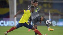 Colombia&#039;s Carlos Cuesta (L) and Ecuador&#039;s Gonzalo Plata vie for the ball during their South American qualification football match for the FIFA World Cup Qatar 2022, at the Metropolitano stadium in Barranquilla, Colombia, on October 14, 2021. (P