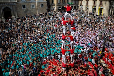 Uno de los grupos de 'Castellers' en la plaza Sant Jaume.