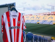 22-03-26. LA CAMISETA DEL SPORTING LUCE EN UNA GRADA DEL ESTADIO DE GRAN CANARIA HORAS ANTES DEL PARTIDO EN LAS PALMAS.