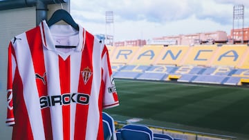 22-03-26. LA CAMISETA DEL SPORTING LUCE EN UNA GRADA DEL ESTADIO DE GRAN CANARIA HORAS ANTES DEL PARTIDO EN LAS PALMAS.