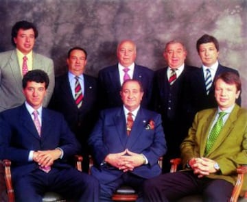 Foto de familia del Consejo de Administración de 1999. Oscar Gil Marin, Miguel Pérez, Lázaro Albarracín, Sergio Gil y Gil, Enrique Cerezo, Miguel Ángel Gil Marín, Jesús Gil y Jesús Gil Marín.