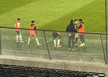 Antes de que inicie el segundo tiempo, Zavala se acercó a saludar a los suplentes de Colo Colo.