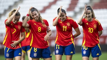 Ornella, Lloris, Fiamma y Júlia Bartel celebran el 2-0 de España a Inglaterra en categoría Sub-23.