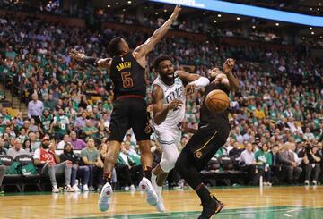 Jaylen Brown intenta pasar entre JR Smith #5 y Tristan Thompson para anotar dos puntos en la pintura. Lo logró en dos ocasiones de los 4 goles de campo que tuvo en el encuentro: el resto fueron triples y libres.