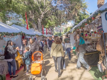 Uno de los mercados navideños más populares de la isla de Tenerife se encuentra en la capital, Santa Cruz, y es conocido como Gastro Navidad Market Fest. Está situado en la Plaza de España. En él podrás encontrar música, gastronomía, cultura, tradiciones y actividades infantiles, además de los puestos con artículos propios de estas fechas. Abierto desde el 13 de diciembre hasta el 6 de enero de 2026. Horarios: de domingo a jueves de 17:00 a 23:00 | Viernes y sábados: de 17:00 a 00:00. 