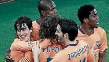 <b>LA PIÑA DEL TRIUNFO. </b>Henry, Puyol, Zambrotta, Abidal y Etoo felicitan a Bojan, el segundo jugador más joven en marcar un tanto en la Champions.