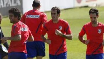 <b>DAMNIFICADOS. </b>Arda y Godín (desde la izquierda), titulares ante el Madrid el miércoles pasado, podrían volver al banquillo ante el Rayo.