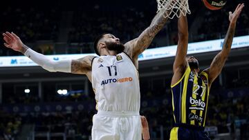 Istanbul (Turkey), 30/11/2023.- Tayler Dorsey (R) of Fenerbahce in action against Vincent Poirier (L) of Real Madrid during the Euroleague Basketball match between Fenerbahce Beko and Real Madrid in Istanbul, Turkey, 30 November 2023. (Baloncesto, Euroliga, Turqu¨ªa, Estanbul) EFE/EPA/ERDEM SAHIN