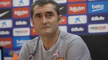 19/10/18 RUEDA DE PRENSA DE ERNESTO VALVERDE ENTRENADOR DEL BARCELONA CON EL LAZO ROSA POR EL APOYO A LA LUCHA CONTRA EL CANCER DE MAMA